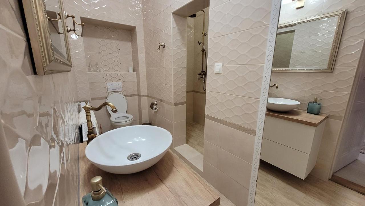 Glamour Apartman Gyula Buitenkant foto
