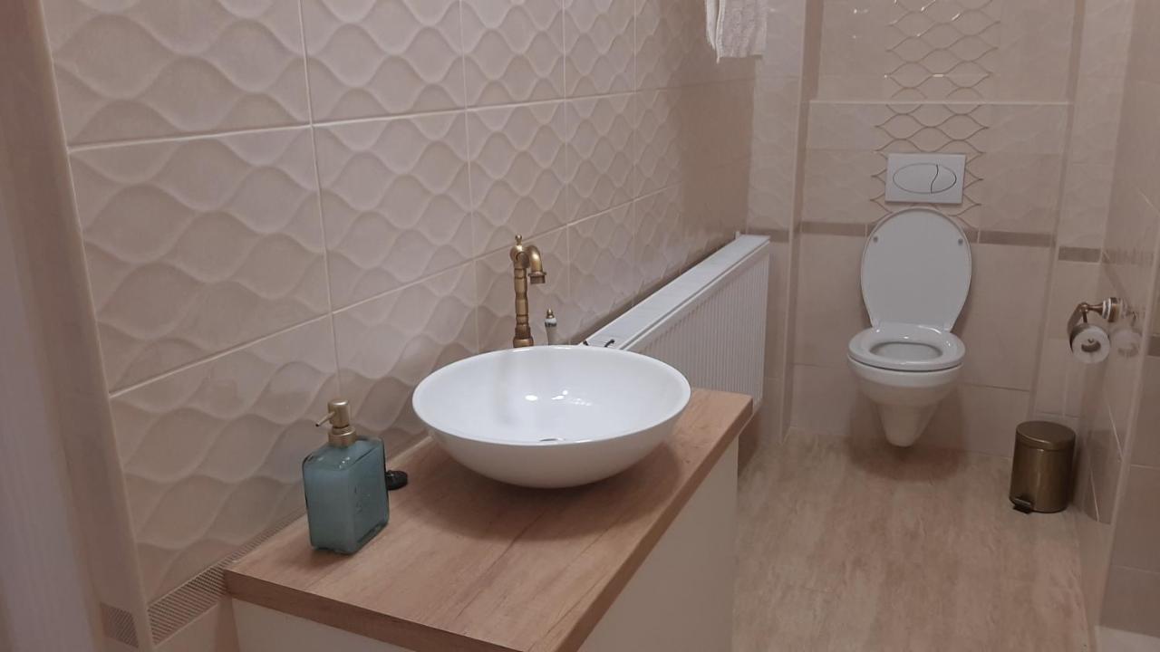 Glamour Apartman Gyula Buitenkant foto