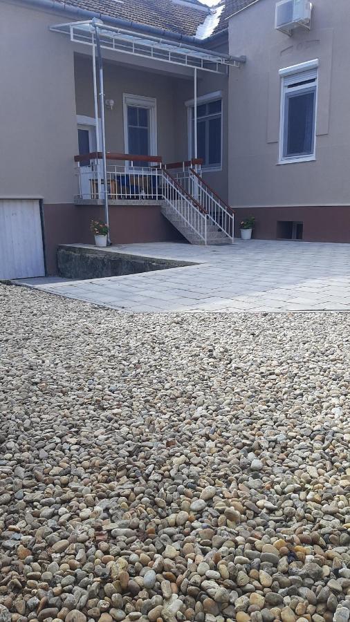 Glamour Apartman Gyula Buitenkant foto